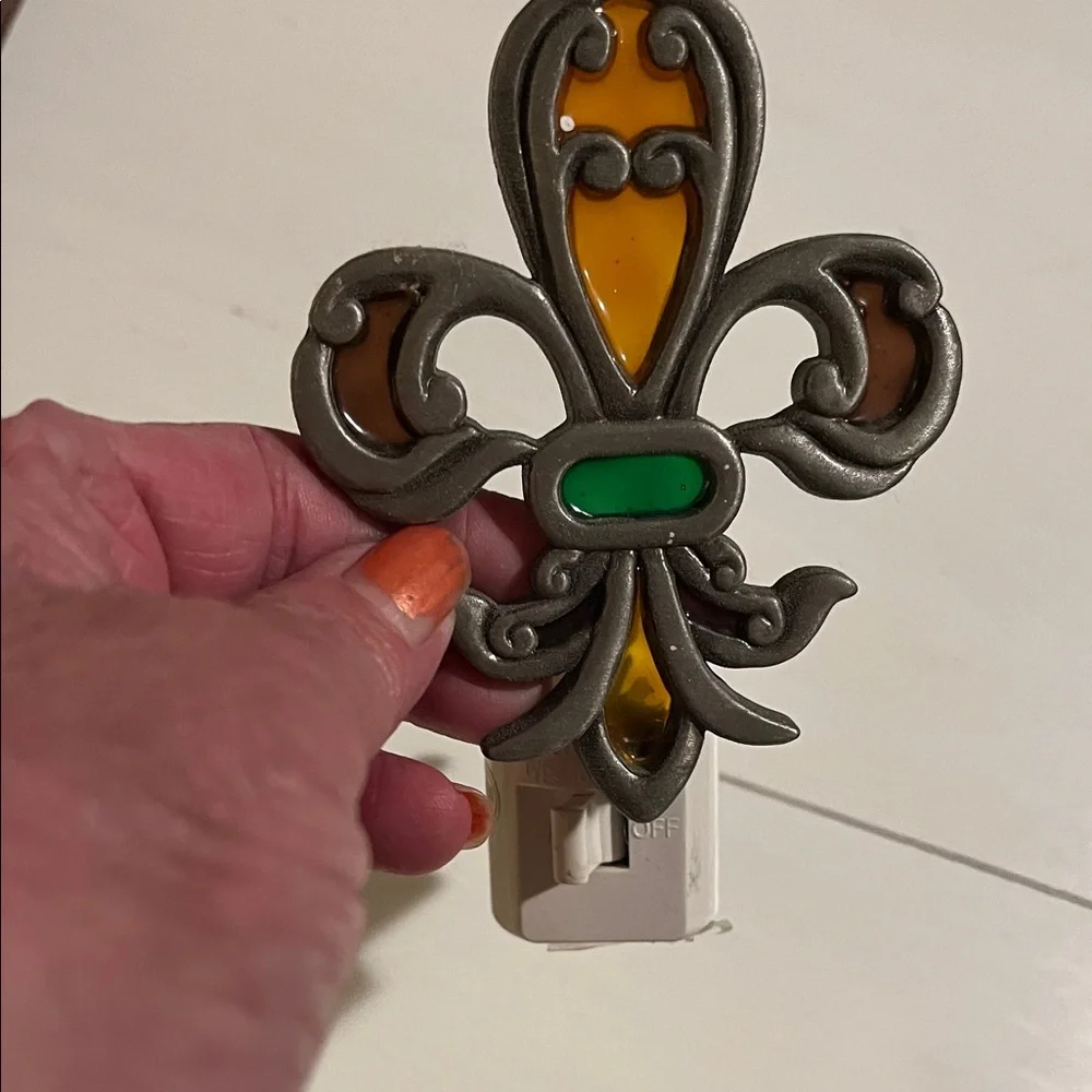 MCM NIGHT LIGHT Fleur-de-Lis with Amber Green Accents Vintage - No Call Outs VTG